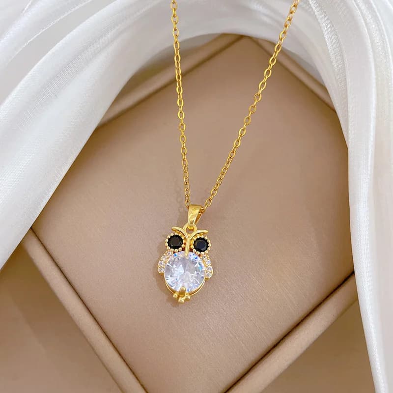 Collier pendant hibou scintillant en zircon
