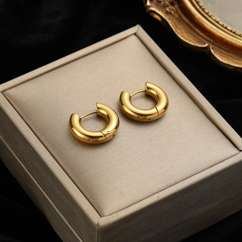 Boucles d'oreilles créoles huggies ajourées dorées