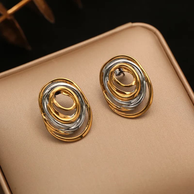 Petites boucles d'oreilles clou couleur or