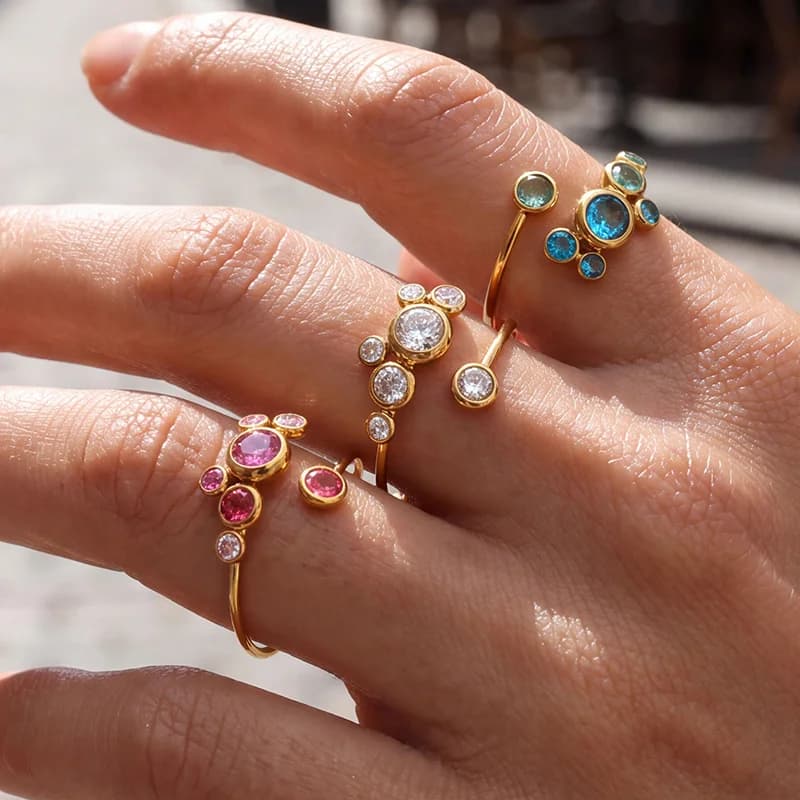 Bague ajustable en zircons colorés